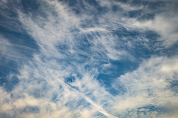 Fondo de cielo azul con diminutas nubes stratus cirrus rayadas Día despejado y buen clima ventoso