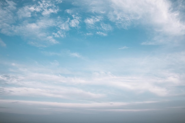 Fondo de cielo azul en estilo vintage