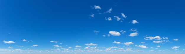 Fondo de cielo azul con fondo de panorama de nubes diminutas