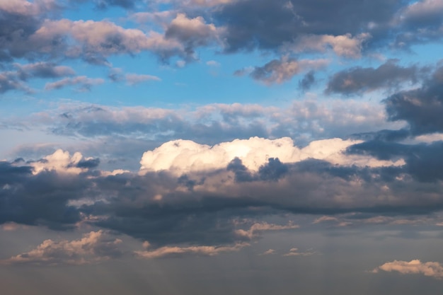 Fondo de cielo azul con una gran nube rayada de cirro de estrato diminuto antes de la tormenta