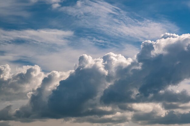 Fondo de cielo azul con grandes nubes rayadas de cirros diminutos estratos blancos