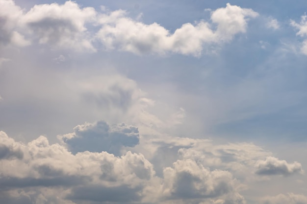 Fondo de cielo azul con grandes nubes rayadas de cirros diminutos estratos blancos