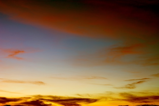 Fondo de cielo azul con hermosas nubes