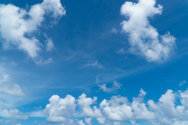 Fondo de cielo azul mientras nube