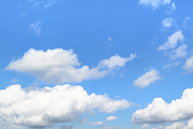 Fondo de cielo azul con nubes blancas Belleza de la naturaleza