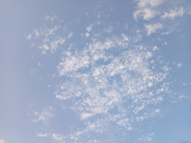 Foto el fondo del cielo azul con nubes blancas cumulus nubes blancos en el cielo azul