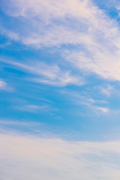 Fondo de cielo azul y nubes blancas en un día soleado.