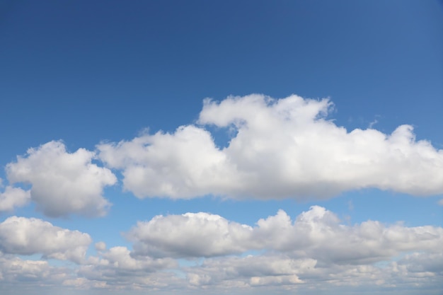 Fondo de cielo azul con nubes blancas esponjosas durante el día al aire libre