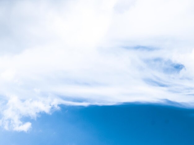 Fondo de cielo azul nubes blancas y luz solar brillante