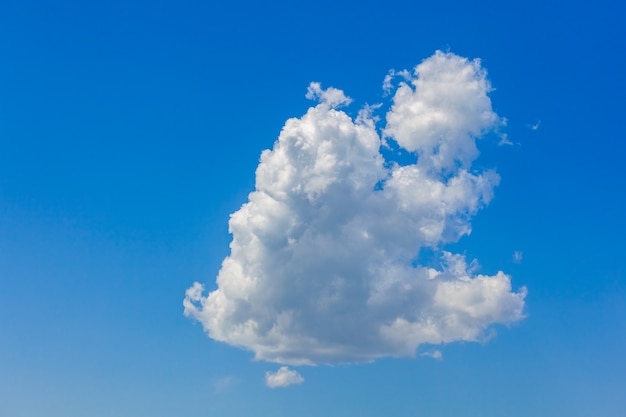 Fondo de cielo azul con nubes blancas, naturaleza