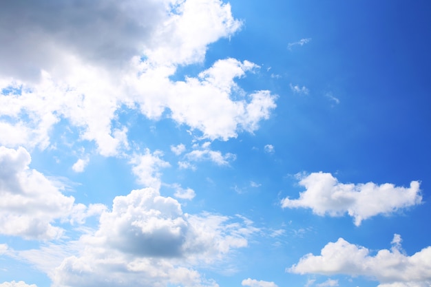 Fondo de cielo azul con nubes blancas. Nubes con cielo azul. Fondo de nubes Estampado de cielo. Impresión de las nubes