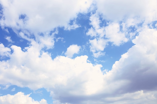 Fondo de cielo azul con nubes blancas. Nubes con cielo azul