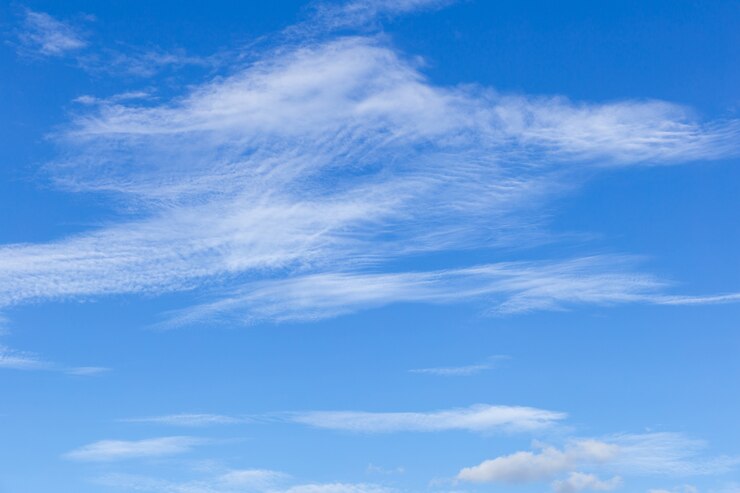Fondo del cielo azul con las nubes blancas, nubes de lluvia en verano soleado o día de primavera.