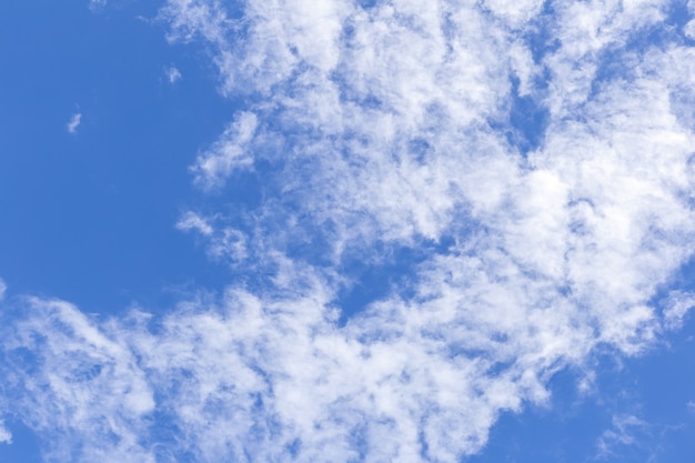 Fondo del cielo azul con las nubes blancas, nubes de lluvia en verano soleado o día de primavera.