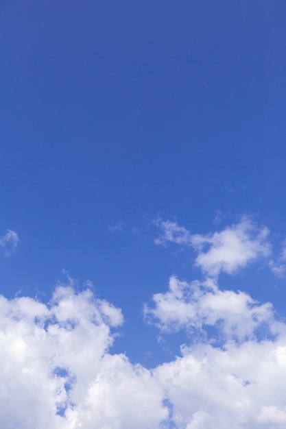 Fondo del cielo azul con las nubes blancas, nubes de lluvia en verano soleado o día de primavera.