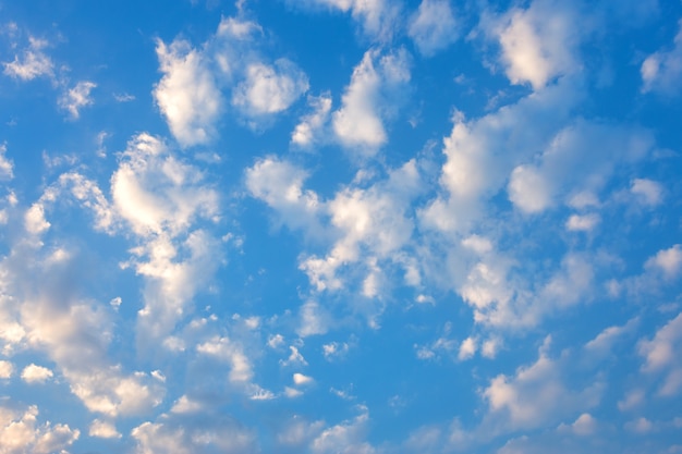 fondo de cielo azul con nubes blancas puesta de sol.