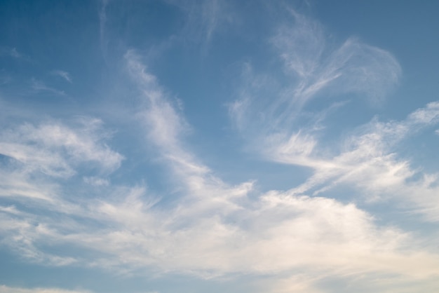 Fondo de cielo azul con nubes blancas y rosadas o naranjas al atardecer