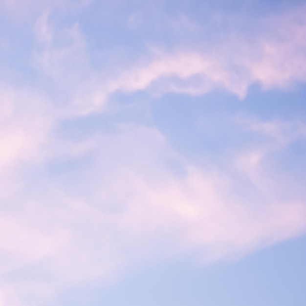 Fondo de cielo azul con nubes blancas y rosas al atardecer