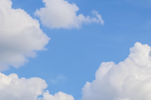 Fondo de cielo azul con nubes blancas Telón de fondo natural