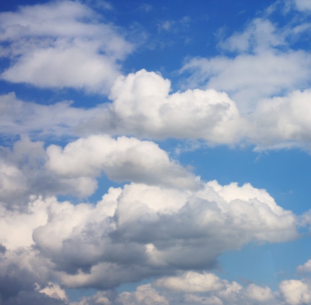 Fondo de cielo azul con nubes blancas