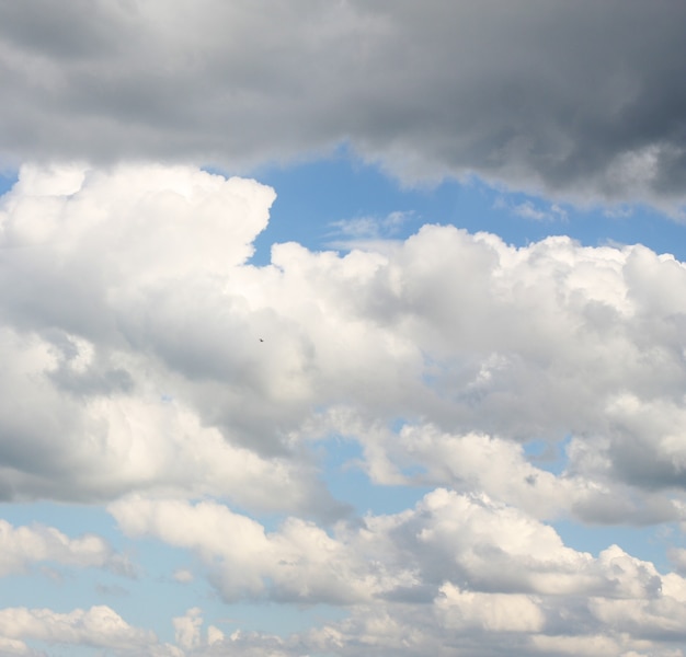 Fondo de cielo azul con nubes blancas