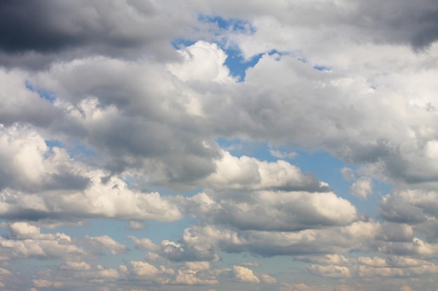 Fondo de cielo azul con nubes blancas