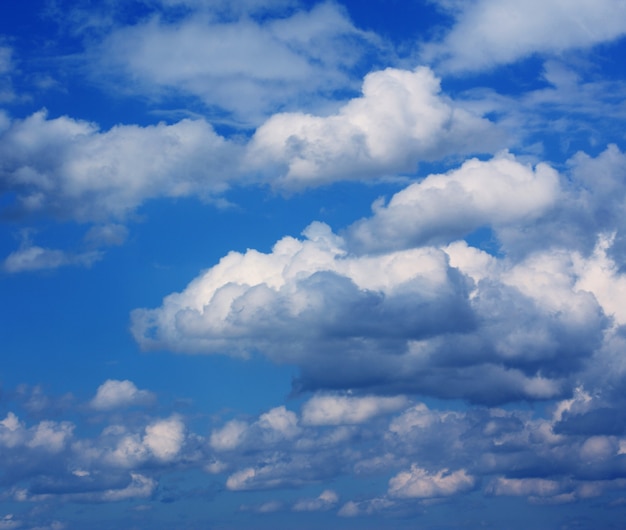 Fondo de cielo azul con nubes blancas