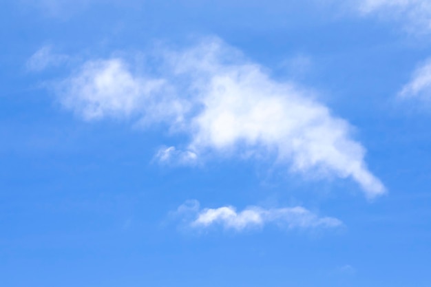 fondo de cielo azul con nubes blancas