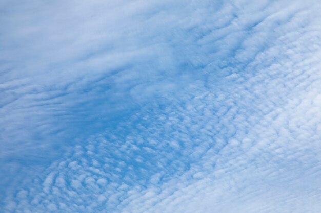 fondo de cielo azul con nubes blancas