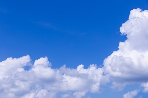 Fondo de cielo azul con nubes blancas