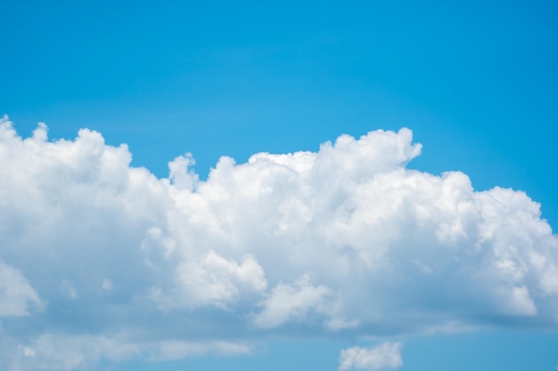 Fondo de cielo azul y nubes blancas