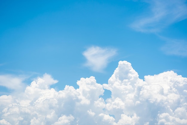 Fondo de cielo azul y nubes blancas