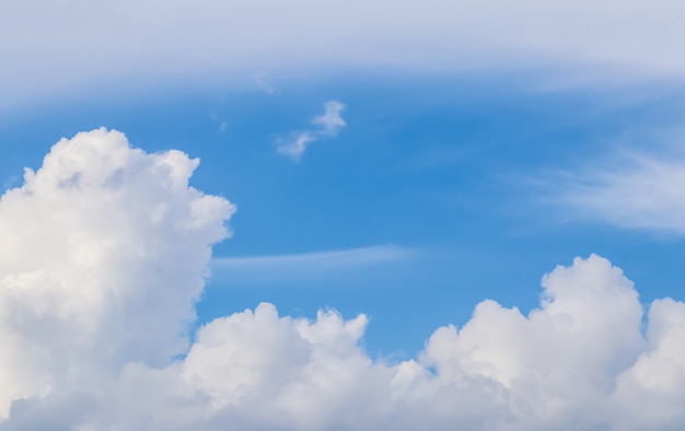 Fondo de cielo azul con nubes blancas