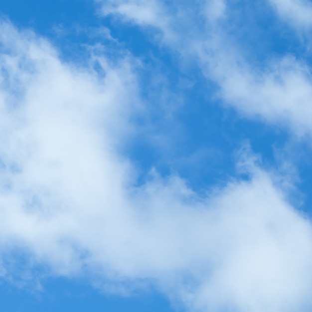 Fondo de cielo azul con nubes blancas