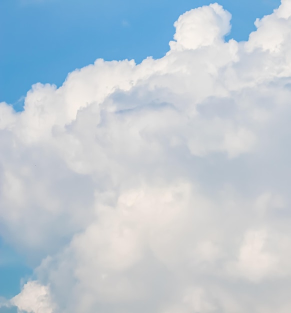 Fondo de cielo azul con nubes blancas