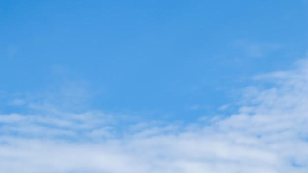 Fondo de cielo azul con nubes blancas