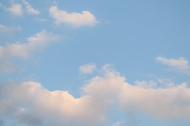 Fondo de cielo azul con nubes blancas