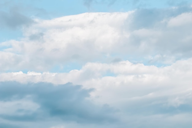 Fondo de cielo azul con nubes blancas