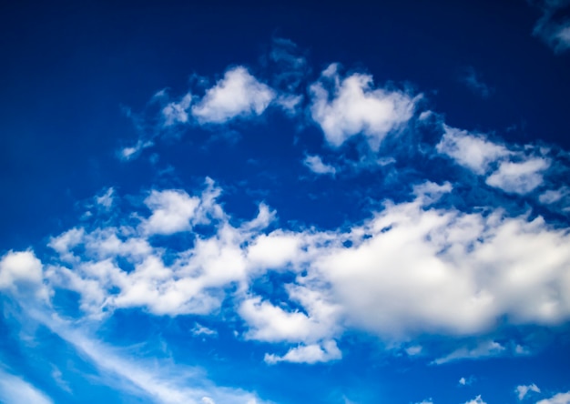 Fondo de cielo azul con nubes blancas