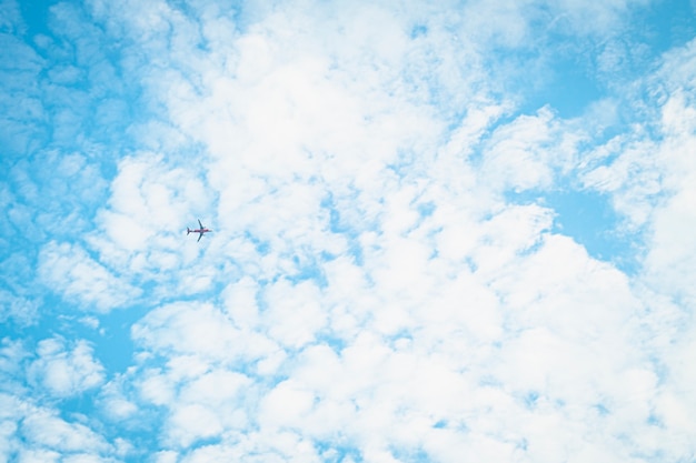 Fondo de cielo azul con nubes blancas