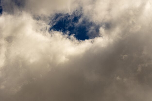 Fondo de cielo azul con nubes blancas