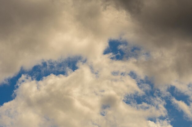 Fondo de cielo azul con nubes blancas