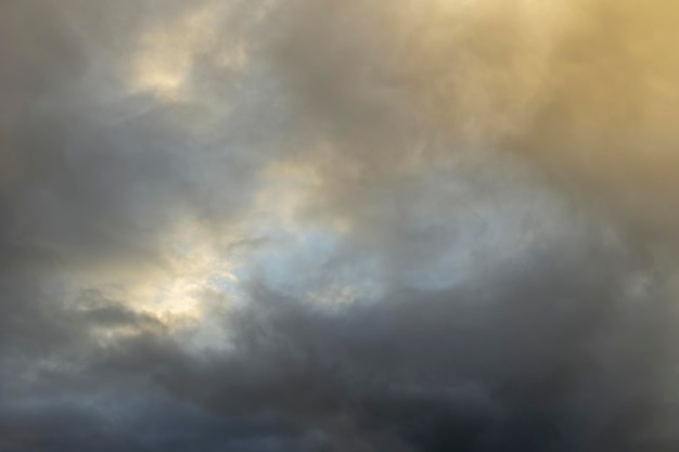 Fondo de cielo azul con nubes blancas