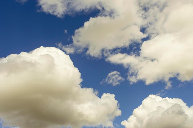 Fondo de cielo azul con nubes blancas