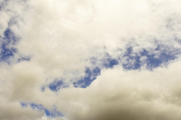 Fondo de cielo azul con nubes blancas