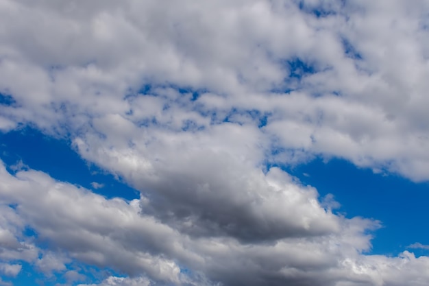 Fondo de cielo azul con nubes blancas