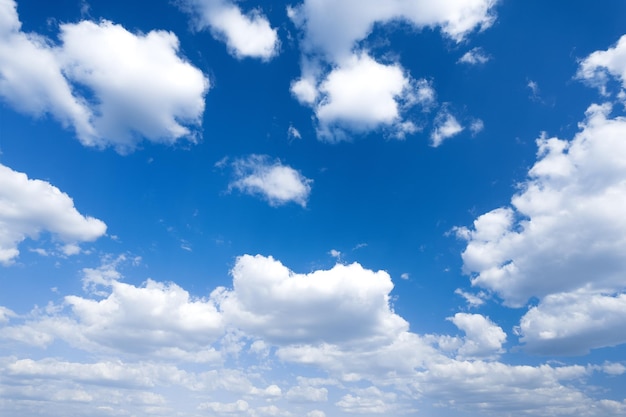 Fondo de cielo azul con nubes blancas