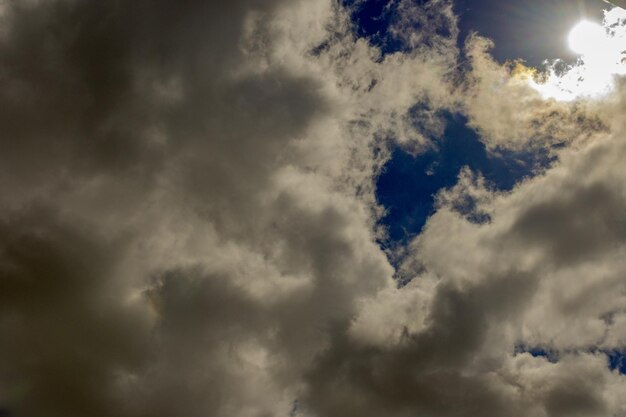 Fondo de cielo azul con nubes blancas