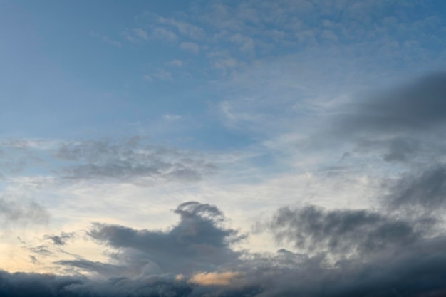 Fondo de cielo azul con nubes blancas