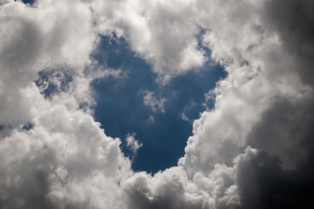 Fondo de cielo azul con nubes blancas